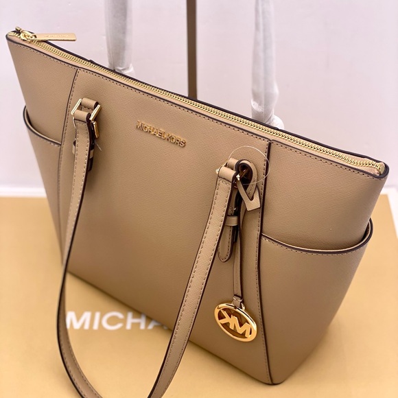 MICHAEL KORS CHARLOTTE
LARGE TOP ZIP TOTE SHOULDER BAG CAMEL COLOR - Picture 10 of 11